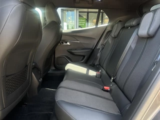 Peugeot 2008 1.2 PureTech 130PK GT | Cruise Control | Climate Control | Apple Carplay/Android Auto | Navigatie | Full LED | Parkeercamera/-sensoren | Keyless Entry/Start | Sfeerverlichting | DAB | Dealer onderhouden | / 12