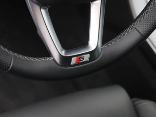 Audi Q8 60 TFSi e 490 Pk quattro S-Line Competition | Matrix Laser LED | Vierwielbesturing | B&O Audio | Valcona Leder | 22 Inch | Trekhaak | Head-Up | 20.328 Km!! / 28
