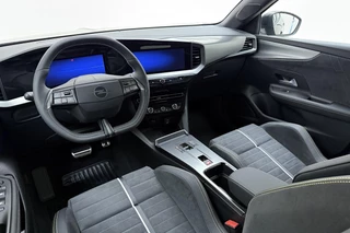 Opel Mokka Electric GSE 54 kWh | GSE | Stoel/stuurverwarming | Achteruitrijcamera | Unieke uitvoering | 20" Lichtmetalen velgen | Adapt. Cruise control | Alcantara sportstoelen / 21