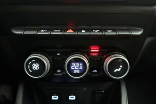 Dacia Duster 1.3 TCe 150 Journey Automaat | Navigatie | Camera | Keyless | Dakrails | Weinig kilometers | Hoge instap | Lichtmetalen velgen / 24