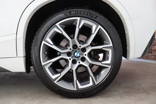 BMW X2 xDrive20i High Executive M Sport Pakket Automaat  / Navigatiesysteem Plus / Leder / Panoramadak / Achteruitrijcamera / Stoelverwarming / Climate Control / Hifi / Shadow Line / Parkeersensoren voor+achter / Extra Getint Glas / 19 Inch / 13