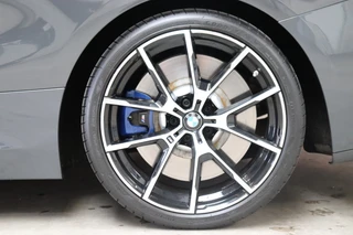 BMW 8 Serie M850i xDrive High Executive M Sport Pakket Automaat  / Live Cockpit Professional / Individual Leder Merino / Driving Assistant / Carbon Exterieur / Active Steering / Laserlight / M Sportremsysteem / Active Cruise Control met Stop en Go-functie / M Sportdifferentieel / Shadow Line / Achteruitrijcamera / Harman Kardon / 16