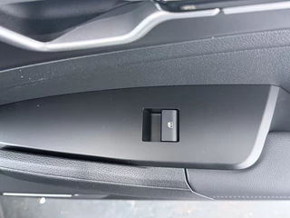 Kia Sportage 1.6 T-GDi Plug-in Hybrid AWD DynamicPlusLine  €5.000,- voordeel - Schuif-/Kanteldak - Apple Carplay/Android Auto - Stoel-/Stuurverwarming - Privacy Glass 7 Jaar of 150.000km Fabrieksgarantie / 43