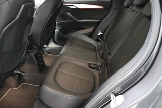BMW X1 sDrive20i High Executive xLine Automaat  / Navigatiesysteem Plus / Trekhaak / Achteruitrijcamera / Leder / Head-Up Display / 19 Inch / Adaptieve LED-koplampen / Hifi / Sportstoelen / DAB / Stoelverwarming / Extra Getint Glas / Lichtpakket / 15