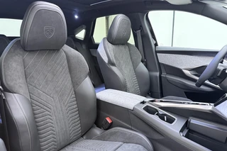 Peugeot e-3008 GT Long Range 230 97 kWh | DEMO | 8 jaar garantie | Panoramisch schuifdak | Stoelverwarming voor en achter | Alcantara bekleding | Navigatie | Camera / 16