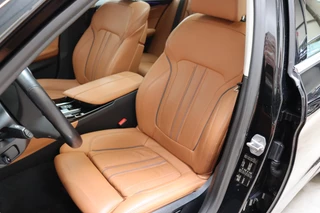 BMW 5 Series Touring 530i High Executive Luxury Line Automaat  / Navigatiesysteem Professional / Panoramadak / Trekhaak / Comfortstoelen / Driving Assistant Plus / Adaptieve LED-koplampen / Hifi / Stuurwielrand Verwarmd / Achteruitrijcamera / Head-Up Display / Stoelverwarming / 15
