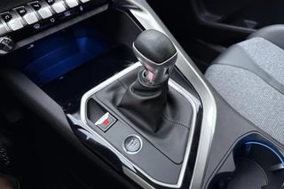 Peugeot 3008 1.2T Allure | 130PK | Elektrische Achterklep | Afneembare trekhaak | Keyless Entry & Start | 19'' Lichtmetalen velgen | Navigatie | DAB + | Camera Achter | 1e eigenaar! / 23