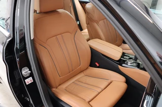 BMW 5 Series Touring 530i High Executive Luxury Line Automaat  / Navigatiesysteem Professional / Panoramadak / Trekhaak / Comfortstoelen / Driving Assistant Plus / Adaptieve LED-koplampen / Hifi / Stuurwielrand Verwarmd / Achteruitrijcamera / Head-Up Display / Stoelverwarming / 19