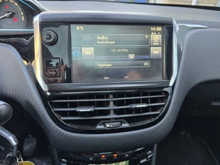 Peugeot 2008 1.2 PureTech Allure Pano Navi / 19