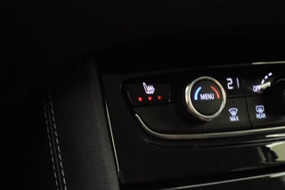 Opel Grandland X 1.2 Turbo 130pk Innovation | Navigatie | Trekhaak | Climate control | AGR Comfortstoelen | Elektrische achterklep | Stoel- en stuurverwarming | Camera / 25