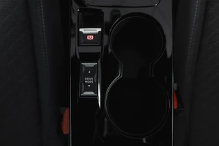 Peugeot 2008 1.2 PureTech 130 PK Allure - Automaat  | Dig. Cockpit | Adapt. Cruise | Stoelverw. | PDC | Camera | App. Connect | ECC | LM 17" | / 26