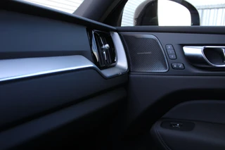 Volvo XC60 2.0 T6 PHEV AWD Plus Black Edition  | Panoramadak | Head-up | 360 Camera | H&K / 32