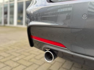 BMW 3 Serie 318i Executive M Sport I Navigatie I Trekhaak I Xenon I Dealer ond. I NL auto / 19