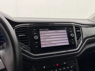 Volkswagen T-Roc 1.5 TSI Sport | Trekhaak | Adaptive Cruise | Stoelverwarming | Digital Dash | CarPlay / 18
