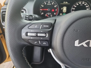 Kia Stonic 1.0T MHEV GT-PlusLine | Schuifdak | Stoel en stuurverwarming | Navigatie | Camera | Climate control | Cruise control | Getinte ramen achter | Parkeersensoren voor en achter | / 24