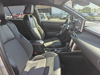 Toyota Corolla Cross 2.0 High Power Hybrid First Edition BLIND-SPOT EL-ACHTERKLEP LM-VELGEN KEYLESS PARK-SENSOREN STOELVERW DRAADLOOS-LADEN AD-CRUISE BLUETOOTH / 16
