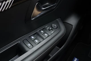 Peugeot 208 1.2 Hybrid 110 e-DCS6 Allure | Parkeersensoren | Appel Carplay/Android Auto draadloos | Climate Control | Cruise Control | Privacy Glass / 17