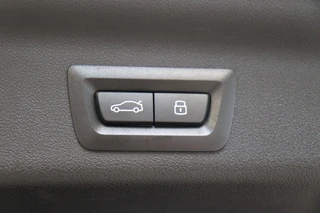 BMW X1 sDrive20i Executive M Sport Pakket Automaat  / Live Cockpit Professional / Shadow Line / Comfort Access / Head-Up Display / Adaptieve LED / 18 Inch / Parking Assistant Plus / Innovation Pack / Elektrisch Verstelbare Voorstoelen / Extra Getint Glas / 44