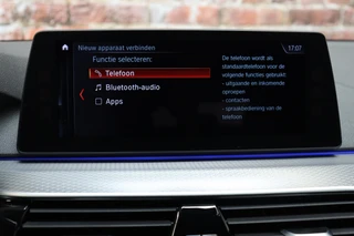 BMW 5 Series Touring 520i High Executive M Sport Pakket Automaat  / Navigatiesysteem Professional / Adaptieve LED-koplamp / Hifi / Climate Control / Parkeersensoren / Sfeerverlichting / Chrome Line / Sportstoelen / Cruise Control / Stoelverwarming / 24
