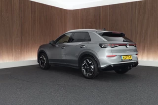 Volkswagen T-Roc 1.5 eTsi 150pk DSG R-Line First Edition Trekhaak Camera Keyless Stoelverwarming Virtual Cockpit Carplay / 8