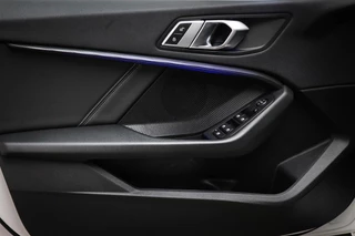 BMW 1-serie 118i Executive Edition | HALF LEDER | DAB | APPLE | DRAADLOZE LADER | CAMERA | 17" / 24