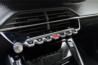 Peugeot 208 1.2 Hybrid 110 e-DCS6 Allure | Parkeersensoren | Appel Carplay/Android Auto draadloos | Climate Control | Cruise Control | Privacy Glass / 26