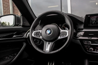BMW 5-serie M550d xDrive High Executive | 2e eigenaar | Driving Assistant Plus | Innovation pakket | Stoelverwarming & -ventilatie | Stuurverwarming | Harman-kardon | 360 camera / 22