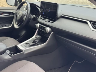 Toyota RAV4 2.5 Hybrid Dynamic AWD DYNAMIC 1650KG TREKGEW STOELVERW PARK-SENSOREN NAVI CAMERA APPLE/ANDROID LM-VELGEN / 15