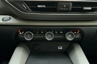 Citroen C5 X 1.6 Plug-in Hybrid 225 Shine Automaat | Navigatie | Stoel & Stuurverwarming | Keyless | Lederen bekleding | Massage stoelen | Extra getint glas | Camera / 30