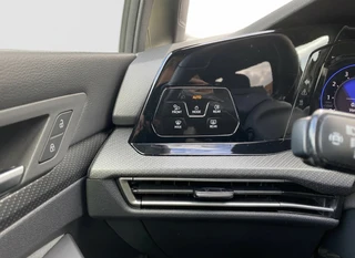 Volkswagen Golf 1.5 eTSI R-Line 150 pk Business  | 1e eigenaar | navigatie | IQ light | camera | sfeerverlichting | stoel-stuurverw. / 24