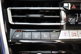 BMW 8 Serie M850i xDrive High Executive M Sport Pakket Automaat  / Live Cockpit Professional / Individual Leder Merino / Driving Assistant / Carbon Exterieur / Active Steering / Laserlight / M Sportremsysteem / Active Cruise Control met Stop en Go-functie / M Sportdifferentieel / Shadow Line / Achteruitrijcamera / Harman Kardon / 44