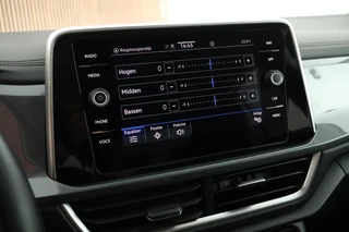 Volkswagen T-Roc 1.5 TSI 150pk DSG Style Trekhaak Camera Stoelverwarming Massage Virtual Cockpit Navigatie / 30