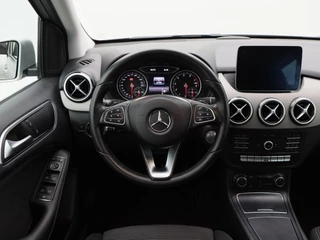 Mercedes-Benz B-klasse 250 Ambition Automaat 211 Pk | Camera | Trekhaak | Keyless | LED | Navigatiesysteem | Parkeersensoren | 18 Inch | 81.928 Km / 4