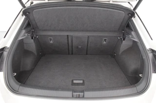 Volkswagen T-Roc 1.5 TSI 150pk DSG R-Line Business+ Black Style Trekhaak Camera IQ.Light Panoramadak Virtual Cockpit Navigatie / 50