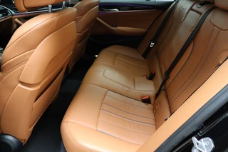 BMW 5 Series Touring 530i High Executive Luxury Line Automaat  / Navigatiesysteem Professional / Panoramadak / Trekhaak / Comfortstoelen / Driving Assistant Plus / Adaptieve LED-koplampen / Hifi / Stuurwielrand Verwarmd / Achteruitrijcamera / Head-Up Display / Stoelverwarming / 16