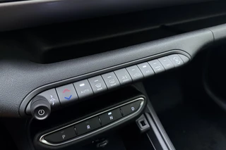 Jeep Avenger 1.2 e-Hybrid 110pk Black Edition | 8 Jaar Fabrieksgarantie | Panoramadak | Keyless | Navigatie | JBL audio | Elektrische kofferklep | Adaptieve cruise control | Stoelverwarming / 27
