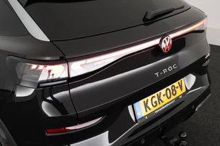 Volkswagen T-Roc 1.5 eTsi 150pk DSG R-Line First Edition Trekhaak Camera Keyless Stoelverwarming Virtual Cockpit Carplay / 53
