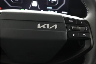 Kia EV6 Light Edition 63 kWh - SOH 99,7%  - Navigatie - Adaptive Cruise Control - Stoel/Stuur verwarming - Apple Carplay/Android Auto - Fabrieksgarantie tot 02-2032 / 26