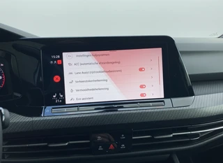 Volkswagen Golf 1.5 eTSI R-Line AUT  | dealer onderh. | panoramadak | stoel-/stuurverw. | keyless | trekhaak | carplay / 33