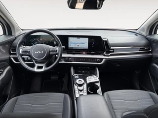 Kia Sportage 1.6 T-GDi Plug-in Hybrid AWD DynamicLine Luxury | Apple Carplay / Android Auto | Navigatiesysteem | Stoel + Stuurverwarming | Elektrisch Verstelbare Bestuurdersstoel | Licht + Regensensor | Parkeersensoren Voor + Achter | Camera Achter | Cruise Control Adaptief | Rijstrooksensor + Correctie | 19"Lichtmetalen Velgen / 18