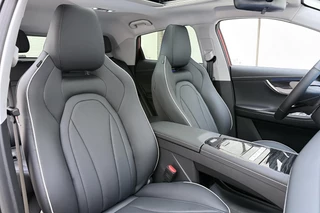 Omoda 5 EV Premium 61 kWh | Camera's rondom | Schuif/kantel dak | LED verlichting | Lederen bekleding | Stoelverwarming/ventilatie | Sfeerverlichting | Drive assist / 17