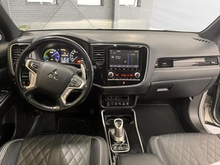 Mitsubishi Outlander 2.4 PHEV Intense+ Automaat / Luxe Lederen bekleding / elektrische kofferklep / Trekhaak / Achteruitrijcamera / 8