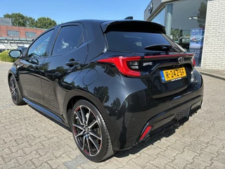 Toyota Yaris 1.5 Hybrid GR SPORT PANODAK STOEL/STUURVERW JBL-AUDIO HEAD-UP 18'' LM-VELGEN PARK-SENSOREN NAVI KEYLESS CAMERA APPLE/ANDROID NL-AUTO 1E-EIG / 6