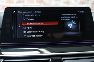 BMW 5 Series Touring 530i High Executive Luxury Line Automaat  / Navigatiesysteem Professional / Panoramadak / Trekhaak / Comfortstoelen / Driving Assistant Plus / Adaptieve LED-koplampen / Hifi / Stuurwielrand Verwarmd / Achteruitrijcamera / Head-Up Display / Stoelverwarming / 36
