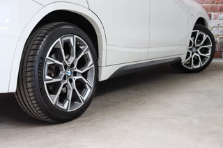 BMW X2 xDrive20i High Executive M Sport Pakket Automaat  / Navigatiesysteem Plus / Leder / Panoramadak / Achteruitrijcamera / Stoelverwarming / Climate Control / Hifi / Shadow Line / Parkeersensoren voor+achter / Extra Getint Glas / 19 Inch / 7