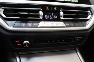 BMW 3 Serie Sedan 320i Executive Edition Automaat  / Trekhaak / Live Cockpit Professional / Cruise Control / Parkeersensoren / Neerklapbare Achterbank / Apple Carplay / Sportstuur / 25