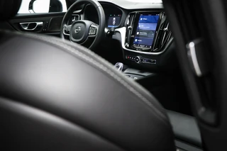 Volvo V60 2.0 B4 Ultimate Dark | PANORAMADAK | HEAD UP | STANDKACHEL | ACHTERBANKVERWARMING | 360 CAMERA | 20" / 15