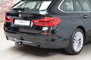BMW 5 Series Touring 530i High Executive Luxury Line Automaat  / Navigatiesysteem Professional / Panoramadak / Trekhaak / Comfortstoelen / Driving Assistant Plus / Adaptieve LED-koplampen / Hifi / Stuurwielrand Verwarmd / Achteruitrijcamera / Head-Up Display / Stoelverwarming / 6