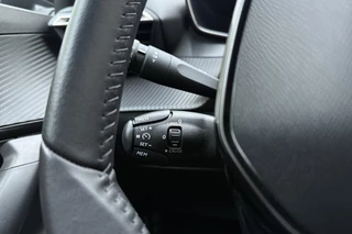Peugeot 2008 1.2 Turbo 100 Allure | Adaptive Cruise Control | Draadloos Apple Carplay & Android Auto | Parkeersensoren voor & achter | 17'' Lichtmetalen velgen | Full LED / 20