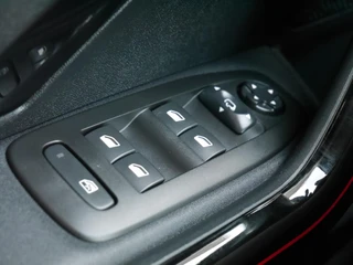 Peugeot 2008 1.2 PureTech GT-line | 110PK | Trekhaak | Achteruitrijcamera | 17 inch lichtmetalen velgen | Apple carplay/Andriod auto | Dakrails | Climate control | Cruise control / 16